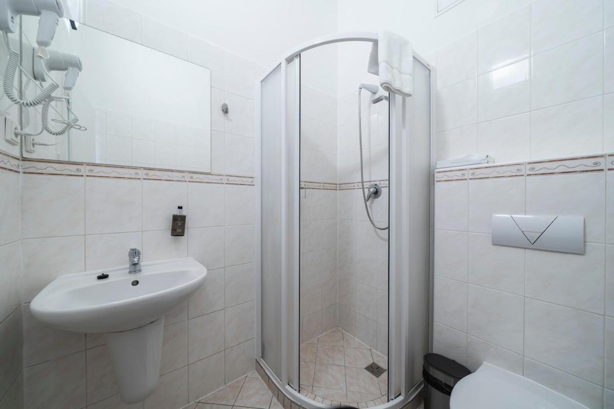 Family With 2 Bedrooms For Up To 4 People Appartamento *
